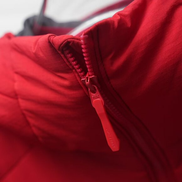 Arc'teryx Retro Red Hooded Outdoor Jacket - Lightweight, Windproof & Stylish - Picture 5 of 8